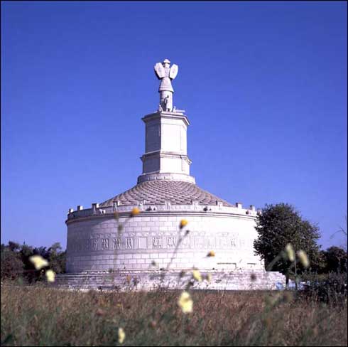 Poza cu monumentul Adamclisi din Dobrogea, imagini cu monumente