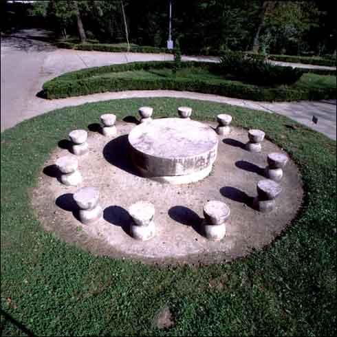 Poza cu Masa Tacerii, imagini cu monumente